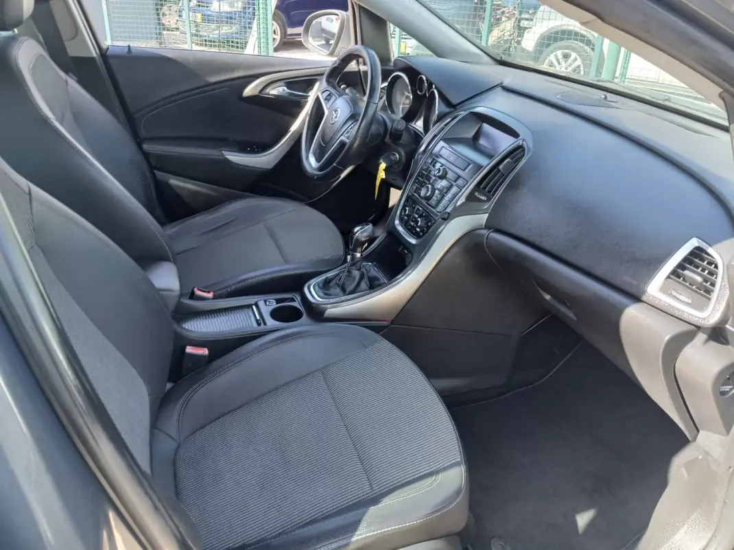 Opel Astra Sports Tourer 2013 - 7350 EUR, 143297 km - AUTO.MOTO.pt - 143297km - foto 21 de 26