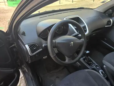Peugeot 206 2011 - 4000 EUR, 254500 km - AUTO.MOTO.pt - 254500km - foto 12 de 18