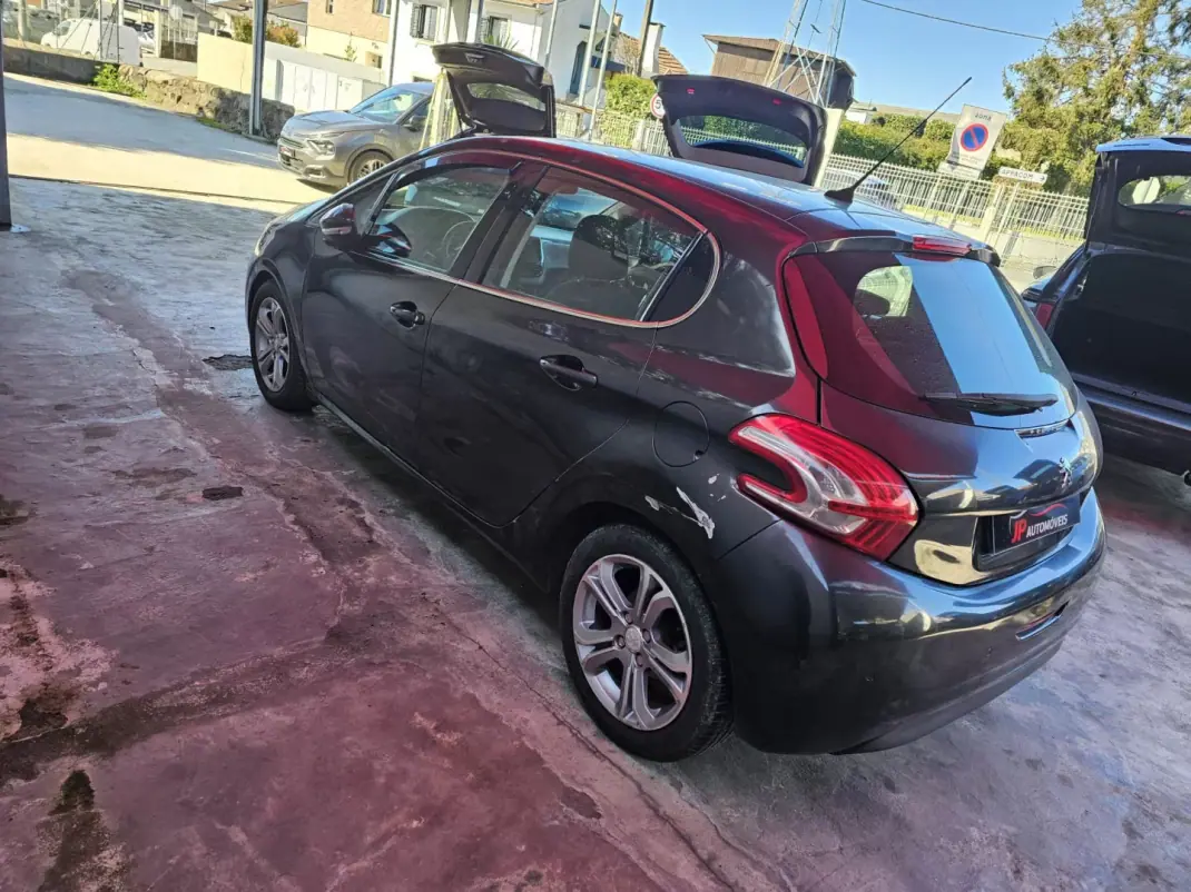 Peugeot 208 2012 - 6250 EUR, 158000 km - AUTO.MOTO.pt - 158000km - foto 5 de 12