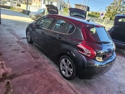 Peugeot 208 2012 - 6250 EUR, 158000 km - AUTO.MOTO.pt - 158000km - foto 5 de 12