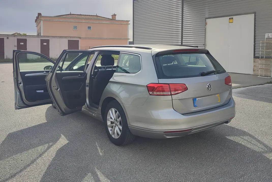 Volkswagen Passat Variant 2015 - 13750 EUR, 203000 km - AUTO.MOTO.pt - 203000km - foto 13 de 18