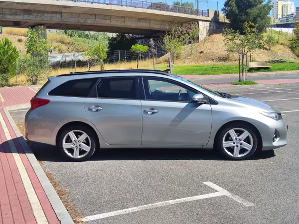 Toyota Auris Touring Sports 2015 - 11480 EUR, 229000 km - AUTO.MOTO.pt - 229000km - foto 6 de 39
