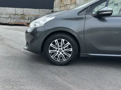 Peugeot 208 2015 - 7990 EUR, 73000 km - AUTO.MOTO.pt - 73000km - foto 6 de 51