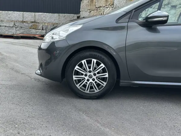Peugeot 208 2015 - 7990 EUR, 73000 km - AUTO.MOTO.pt - 73000km - foto 6 de 51