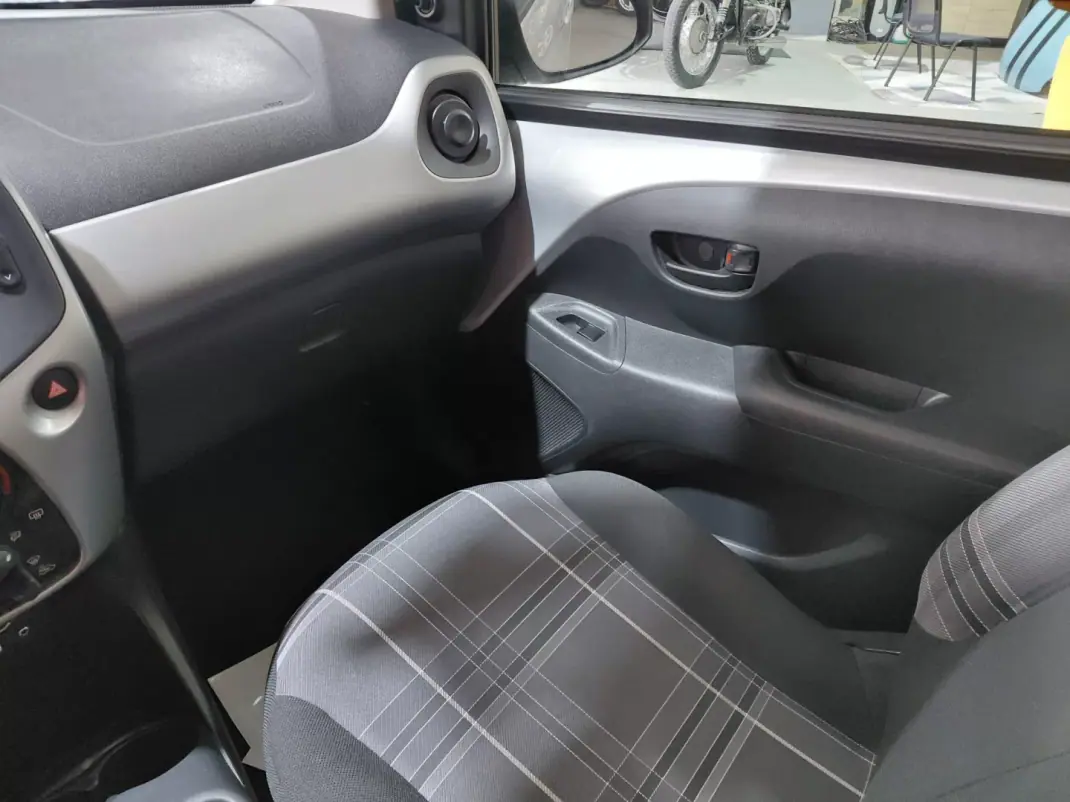 Peugeot 108 2017 - 9990 EUR, 99000 km - AUTO.MOTO.pt - 99000km - foto 12 de 14