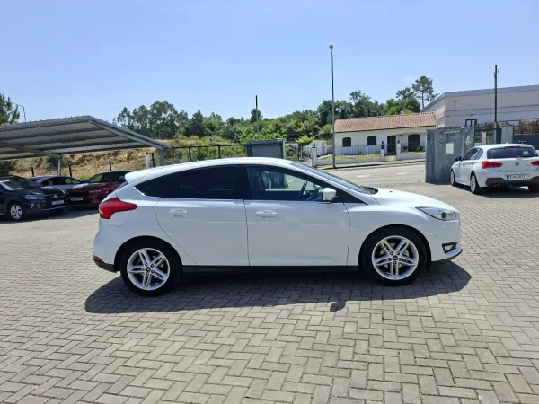 Ford Focus 2017 - 11500 EUR, 55000 km - AUTO.MOTO.pt - 55000km - foto 5 de 32