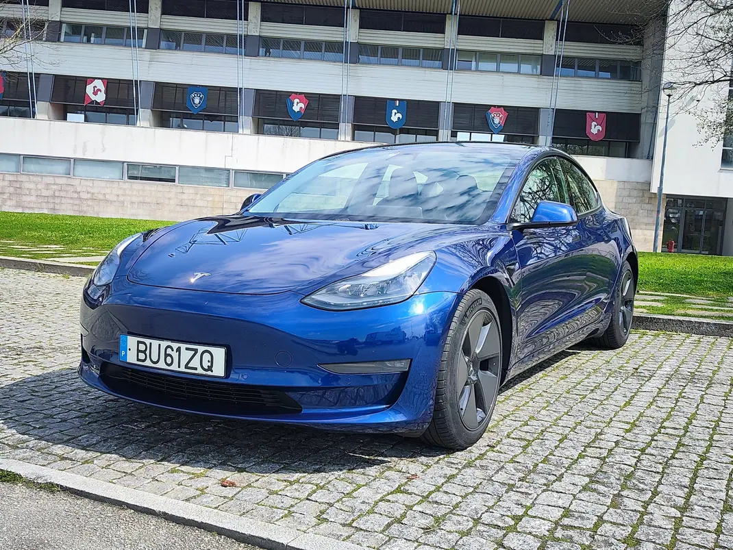 Tesla Model 3 2021 - 25900 EUR, 99145 km - AUTO.MOTO.pt - 99145km - foto 1 de 15