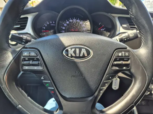 Kia Ceed 2017 - 13250 EUR, 92215 km - AUTO.MOTO.pt - 92215km - foto 11 de 23