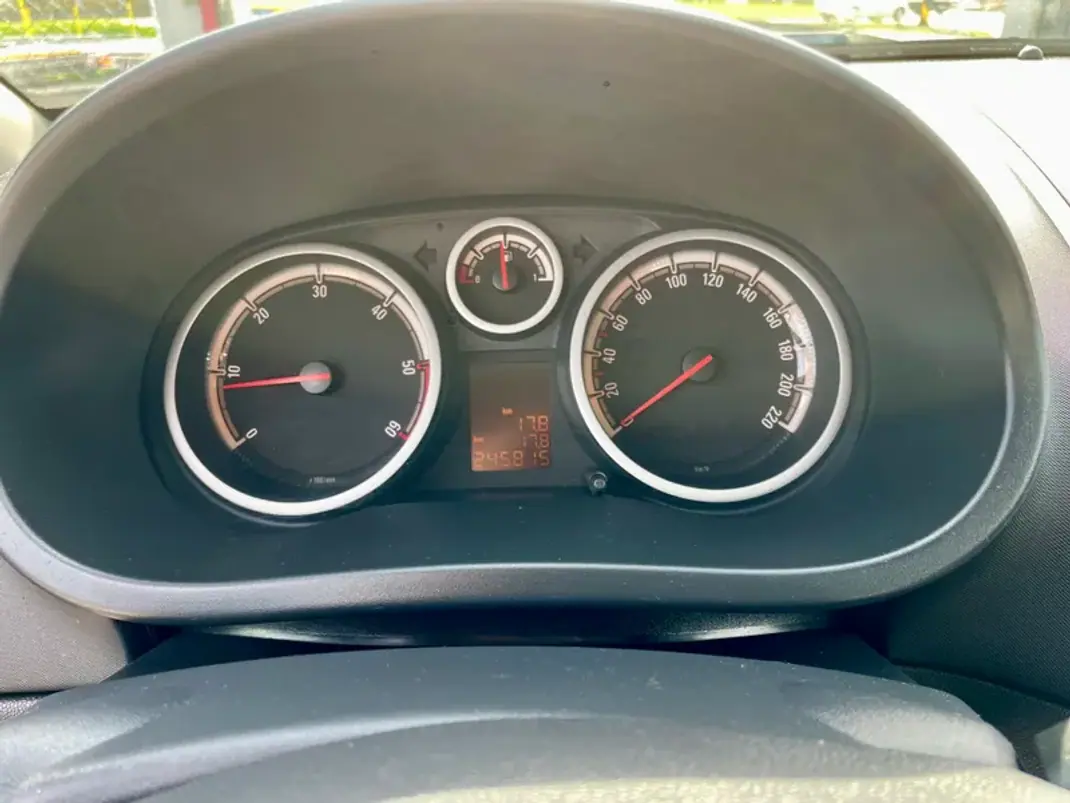 Opel Corsa 2007 - 6950 EUR, 245815 km - AUTO.MOTO.pt - 245815km - foto 15 de 27