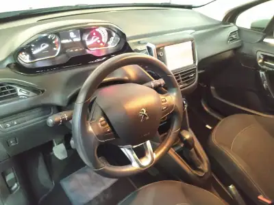Peugeot 208 2017 - 12999 EUR, 118000 km - AUTO.MOTO.pt - 118000km - foto 9 de 15