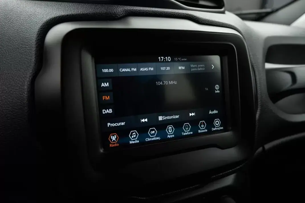 Jeep Renegade 2020 - 15999 EUR, 98800 km - AUTO.MOTO.pt - 98800km - foto 23 de 27