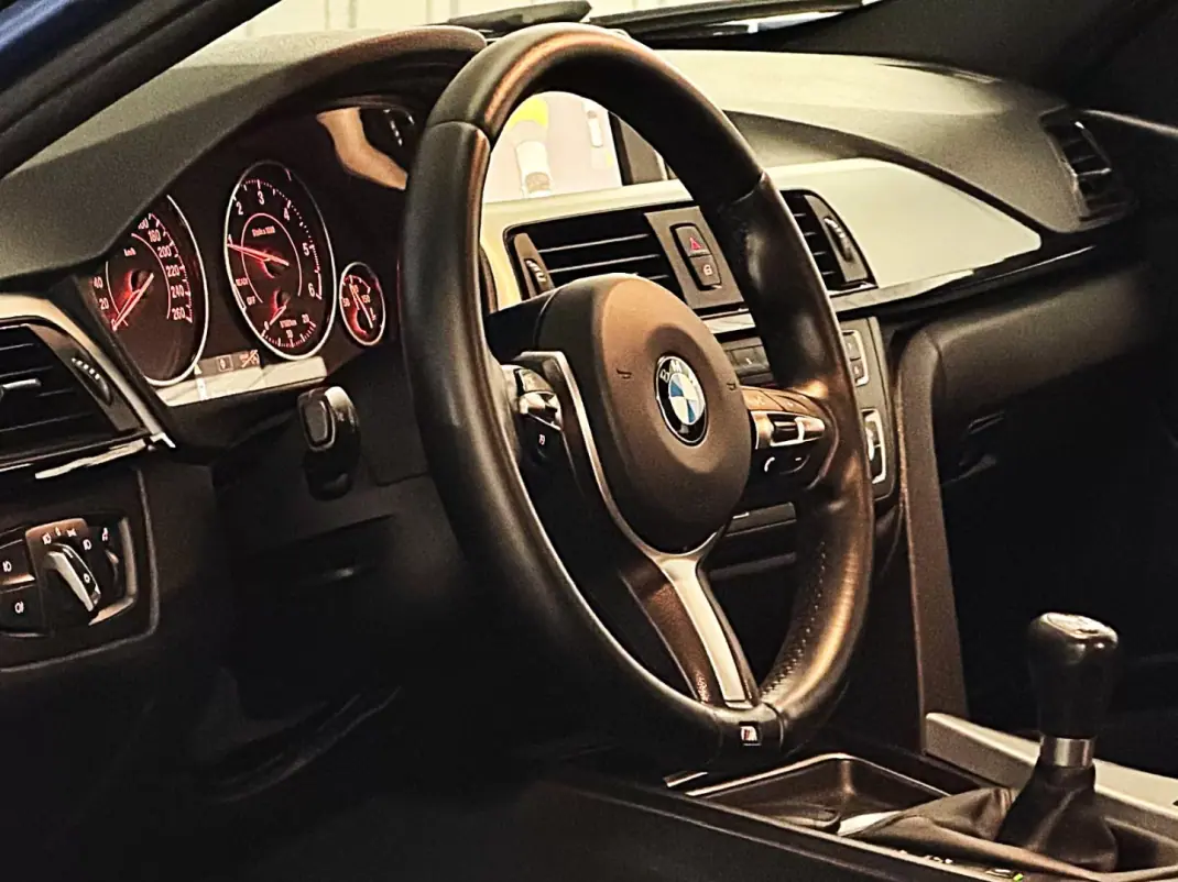 BMW 318 2013 - 16990 EUR, 249800 km - AUTO.MOTO.pt - 249800km - foto 37 de 38