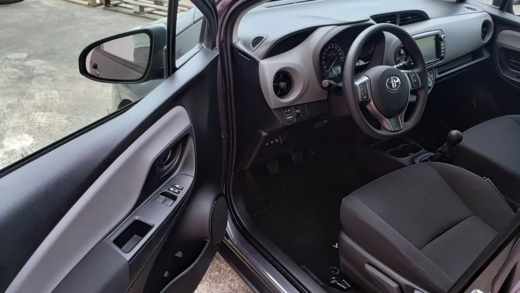 Toyota Yaris 2018 - 12500 EUR, 68000 km - AUTO.MOTO.pt - 68000km - foto 11 de 24