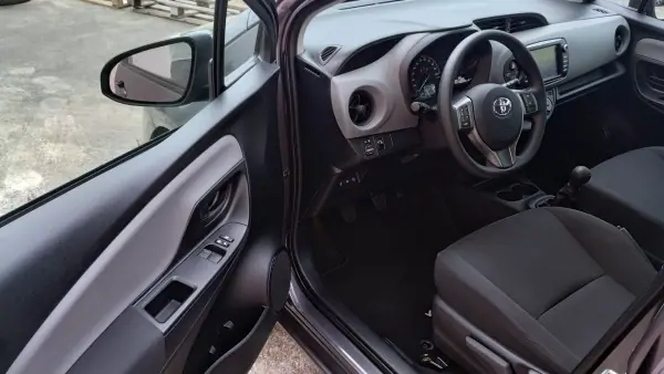 Toyota Yaris 2018 - 12500 EUR, 68000 km - AUTO.MOTO.pt - 68000km - foto 11 de 24