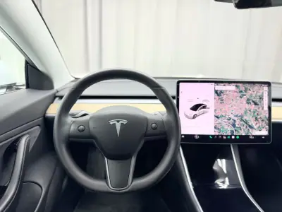 Tesla Model 3 2019 - 22750 EUR, 159999 km - AUTO.MOTO.pt - 159999km - foto 18 de 23