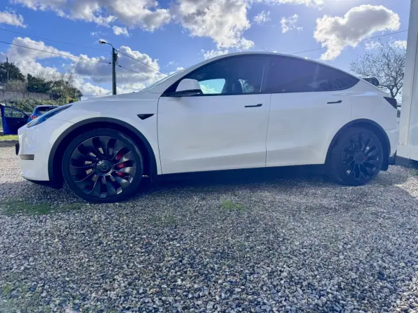 Tesla Model Y 2022 - 39990 EUR, 59000 km - AUTO.MOTO.pt - 59000km - foto 4 de 21