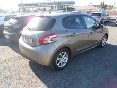 Peugeot 208 2013 - 9900 EUR, 99398 km - AUTO.MOTO.pt - 99398km - foto 5 de 12