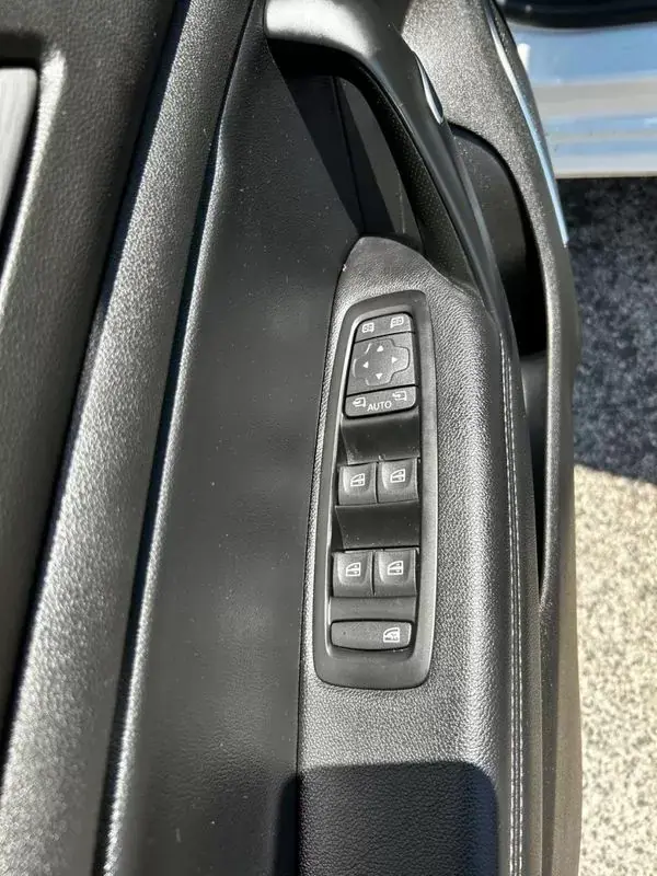 Renault Mégane 2019 - 14250 EUR, 135000 km - AUTO.MOTO.pt - 135000km - foto 15 de 39