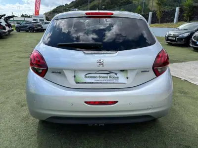 Peugeot 208 2017 - 11490 EUR, 95200 km - AUTO.MOTO.pt - 95200km - foto 7 de 12