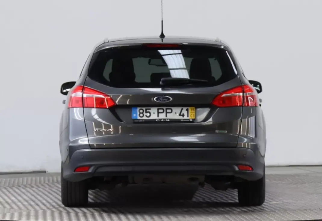 Ford Focus SW 2015 - 9999 EUR, 125121 km - AUTO.MOTO.pt - 125121km - foto 6 de 18