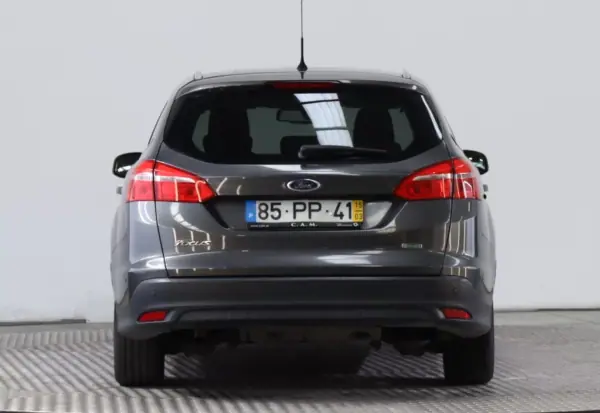Ford Focus SW 2015 - 9999 EUR, 125121 km - AUTO.MOTO.pt - 125121km - foto 6 de 18