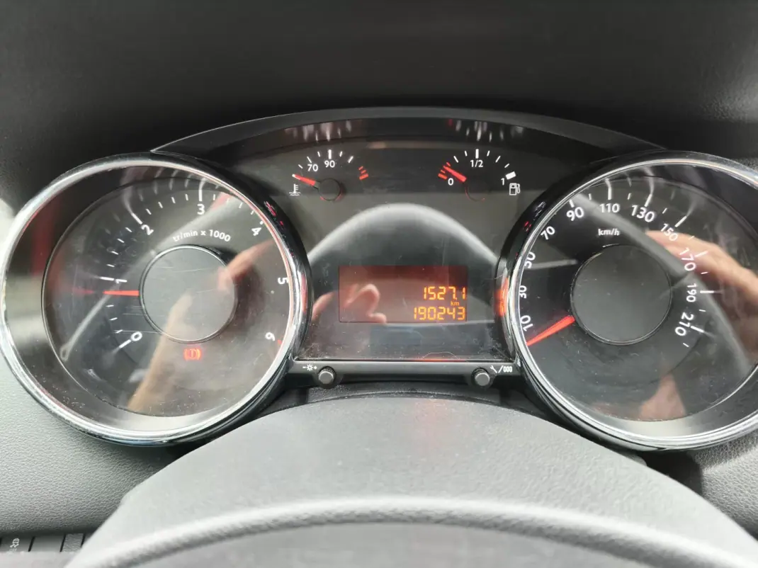 Peugeot 5008 2014 - 10900 EUR, 190000 km - AUTO.MOTO.pt - 190000km - foto 12 de 13