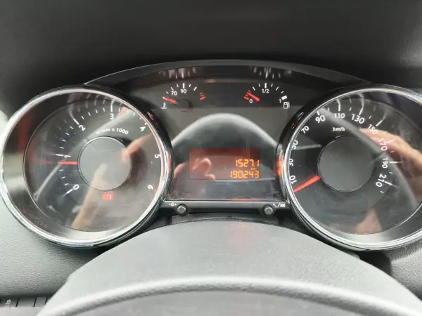 Peugeot 5008 2014 - 10900 EUR, 190000 km - AUTO.MOTO.pt - 190000km - foto 12 de 13