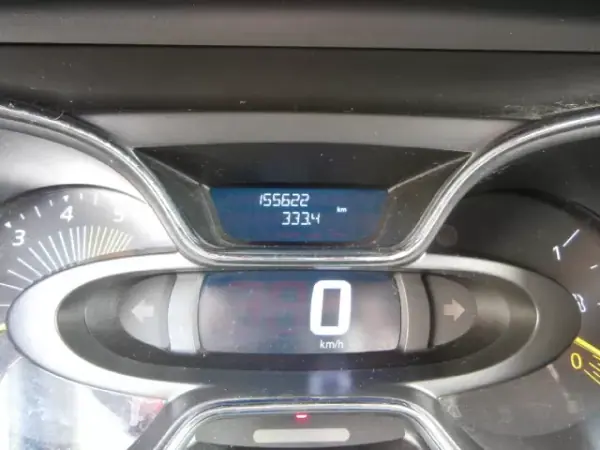 Renault Captur 2014 - 12900 EUR, 155622 km - AUTO.MOTO.pt - 155622km - foto 19 de 30