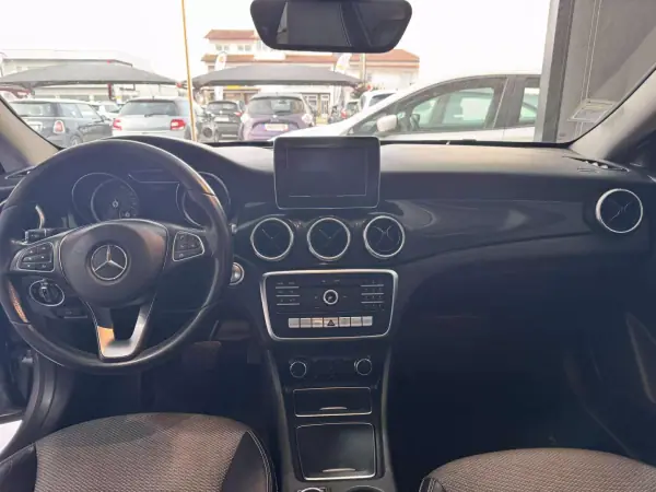 Mercedes-Benz CLA 180 2018 - 21500 EUR, 179900 km - AUTO.MOTO.pt - 179900km - foto 15 de 25