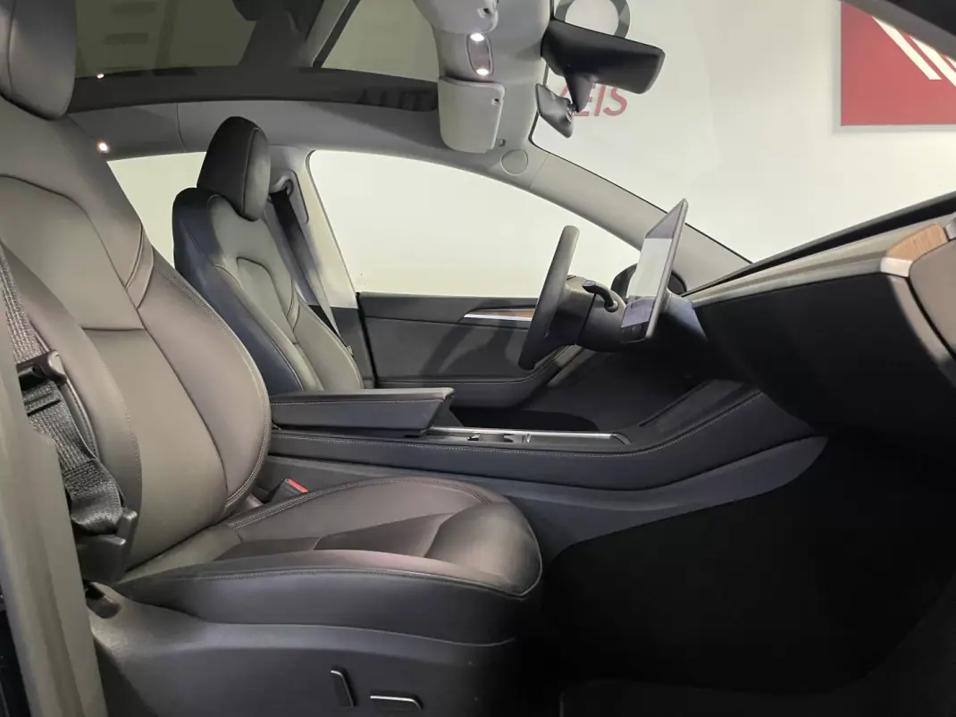 Tesla Model Y 2024 - 38500 EUR, 68000 km - AUTO.MOTO.pt - 68000km - foto 17 de 43