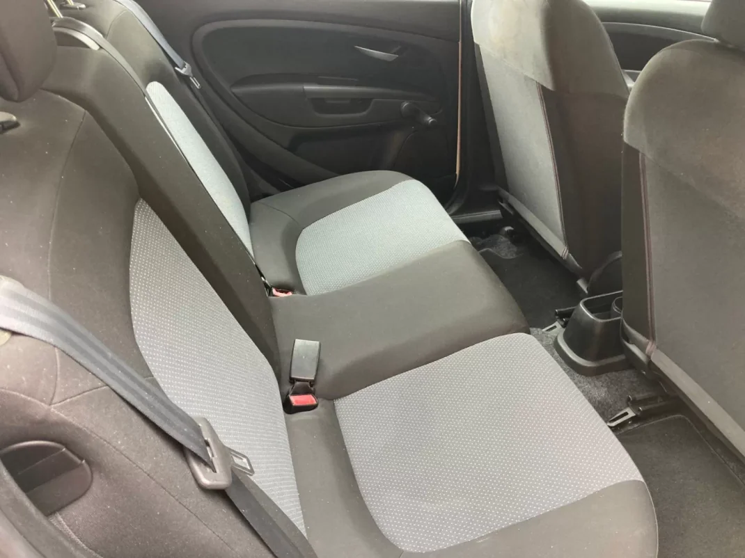 Fiat Punto 2010 - 6500 EUR, 174000 km - AUTO.MOTO.pt - 174000km - foto 14 de 15