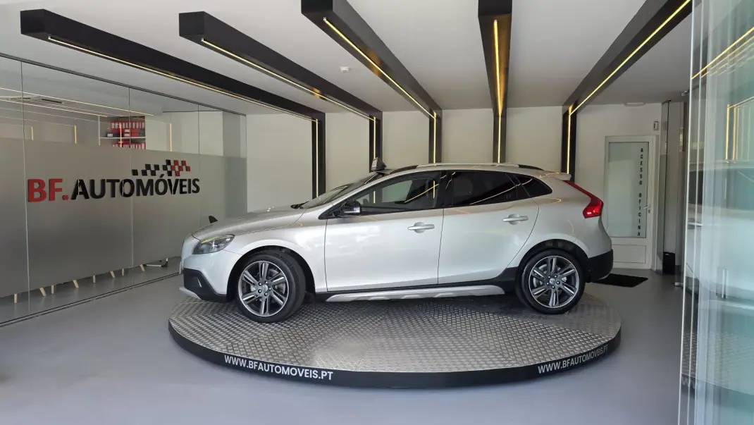 Volvo V40 Cross Country 2013 - 9900 EUR, 239930 km - AUTO.MOTO.pt - 239930km - foto 15 de 55