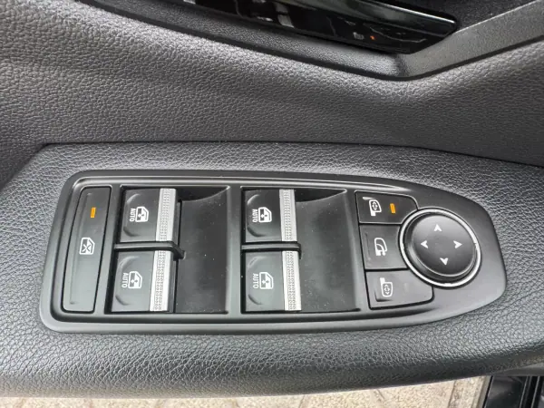 Renault Mégane E-Tech 2022 - 22500 EUR, 89000 km - AUTO.MOTO.pt - 89000km - foto 41 de 44