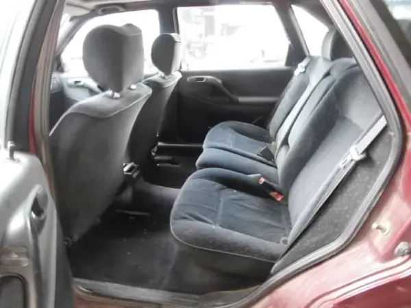 Volkswagen Passat 1994 - 2250 EUR, 333645 km - AUTO.MOTO.pt - 333645km - foto 9 de 13