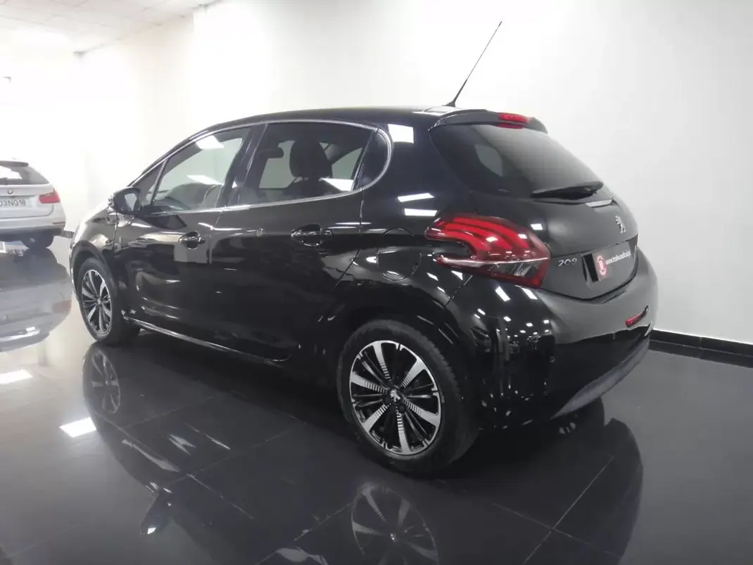 Peugeot 208 2018 - 8900 EUR, 82000 km - AUTO.MOTO.pt - 82000km - foto 4 de 23