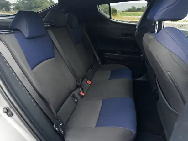 Toyota C-HR 2018 - 21990 EUR, 100000 km - AUTO.MOTO.pt - 100000km - foto 44 de 45