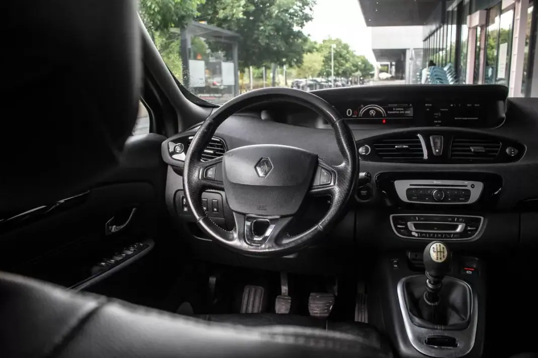 Renault Grand Scénic 2015 - 8990 EUR, 282413 km - AUTO.MOTO.pt - 282413km - foto 36 de 43