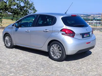 Peugeot 208 2017 - 7500 EUR, 183274 km - AUTO.MOTO.pt - 183274km - foto 10 de 23