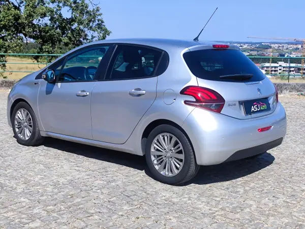 Peugeot 208 2017 - 7500 EUR, 183274 km - AUTO.MOTO.pt - 183274km - foto 10 de 23