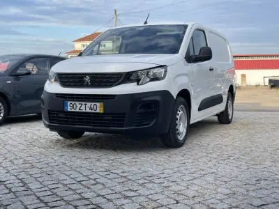 Peugeot Partner L2 BlueHDi 100 2020 - 14450 EUR, 101400 km - AUTO.MOTO.pt - 101400km - foto 2 de 8