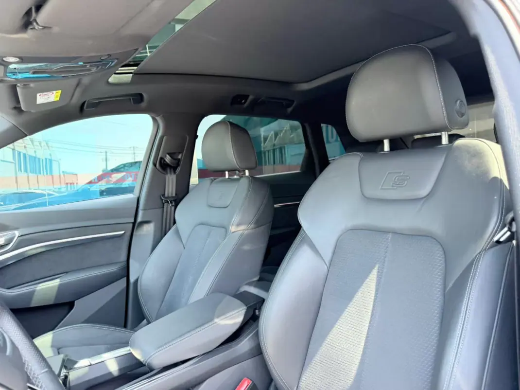 Audi e-tron 2022 - 39900 EUR, 70000 km - AUTO.MOTO.pt - 70000km - foto 8 de 12