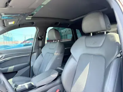 Audi e-tron 2022 - 39900 EUR, 70000 km - AUTO.MOTO.pt - 70000km - foto 8 de 12