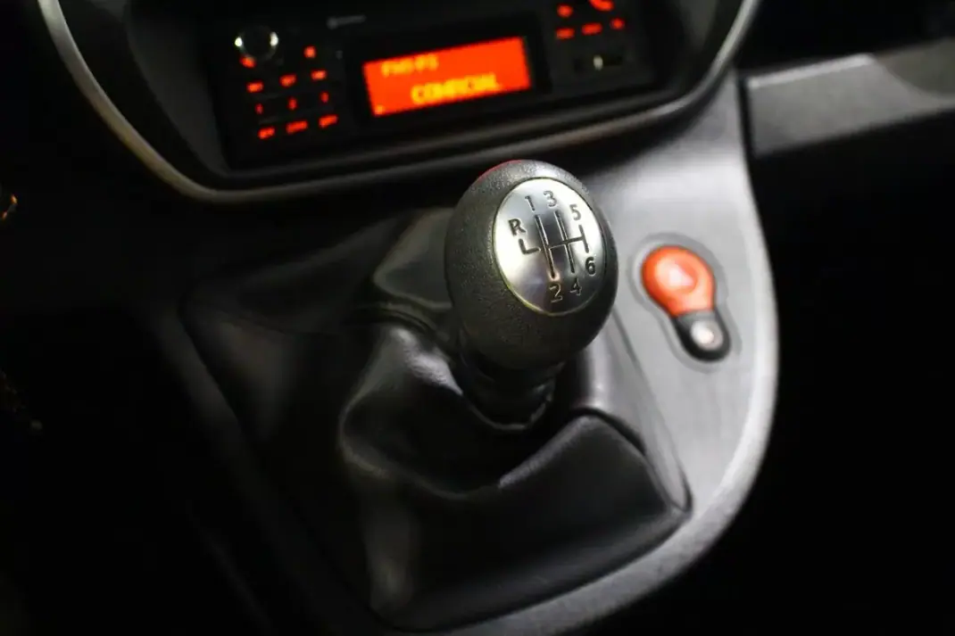 Renault 2019 - 9450 EUR, 190000 km - AUTO.MOTO.pt - 190000km - foto 21 de 23