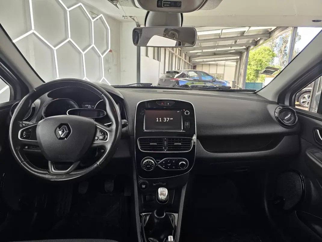 Renault Clio Sport Tourer 2019 - 8650 EUR, 259539 km - AUTO.MOTO.pt - 259539km - foto 18 de 24