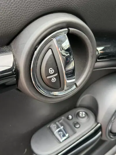 MINI Cooper 2023 - 22900 EUR, 48618 km - AUTO.MOTO.pt - 48618km - foto 12 de 15