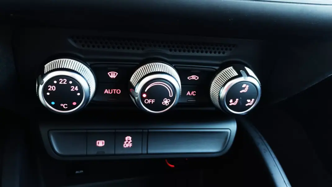 Audi A1 Sportback 2014 - 10999 EUR, 159000 km - AUTO.MOTO.pt - 159000km - foto 29 de 37