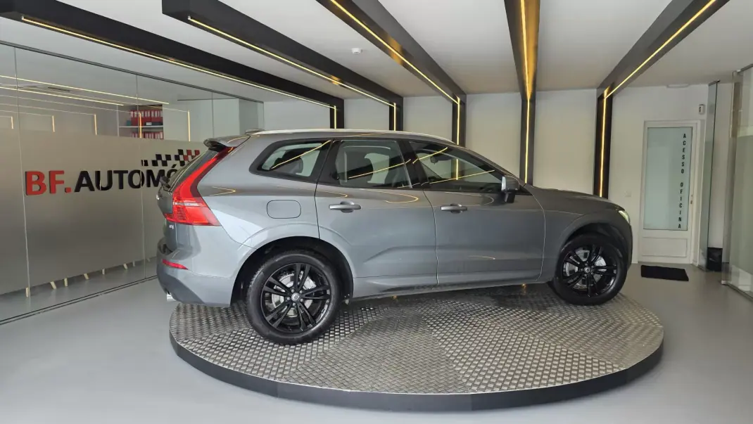 Volvo XC 60 2018 - 23500 EUR, 242396 km - AUTO.MOTO.pt - 242396km - foto 8 de 55