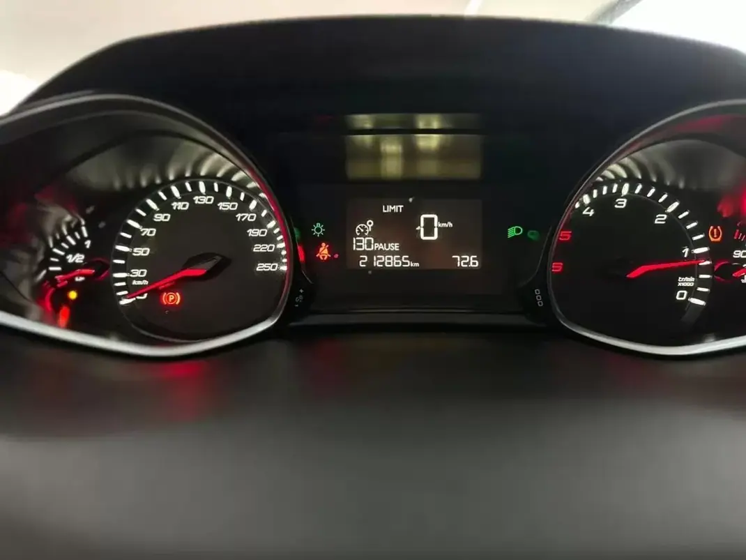 Peugeot 308 SW 2016 - 7990 EUR, 212792 km - AUTO.MOTO.pt - 212792km - foto 12 de 22