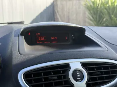 Renault Clio 2009 - 5950 EUR, 110000 km - AUTO.MOTO.pt - 110000km - foto 11 de 14
