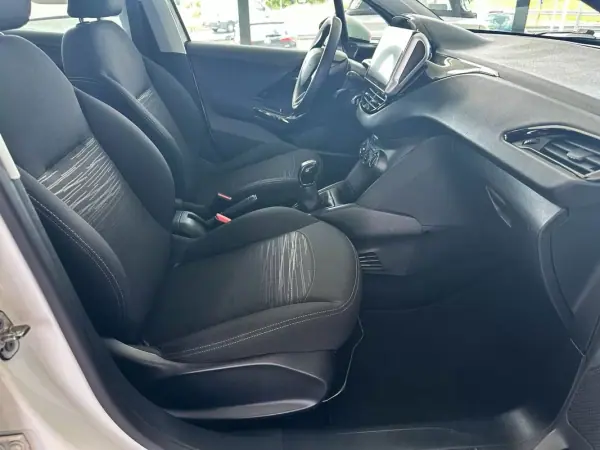 Peugeot 208 2018 - 11990 EUR, 141744 km - AUTO.MOTO.pt - 141744km - foto 7 de 21